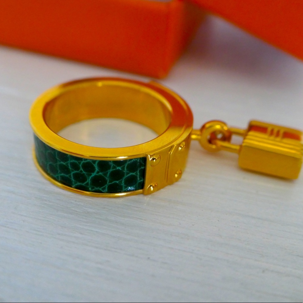 Authentic vintage Hermès scarf ring!
